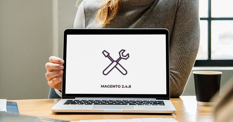 ordinateur avec icône outils et Magento 2.4.8