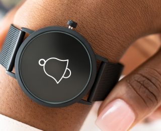 main avec montre et icône cloche notification