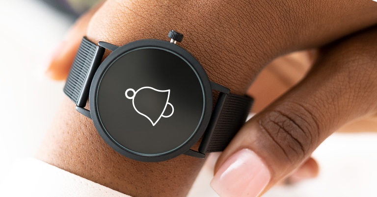 main avec montre et icône cloche notification