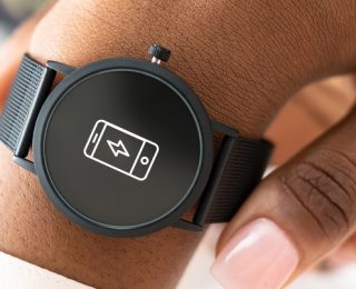 montre avec icone téléphone et éclair