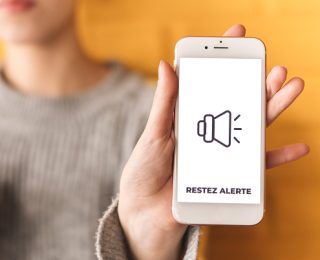 écran smartphone et icône speaker